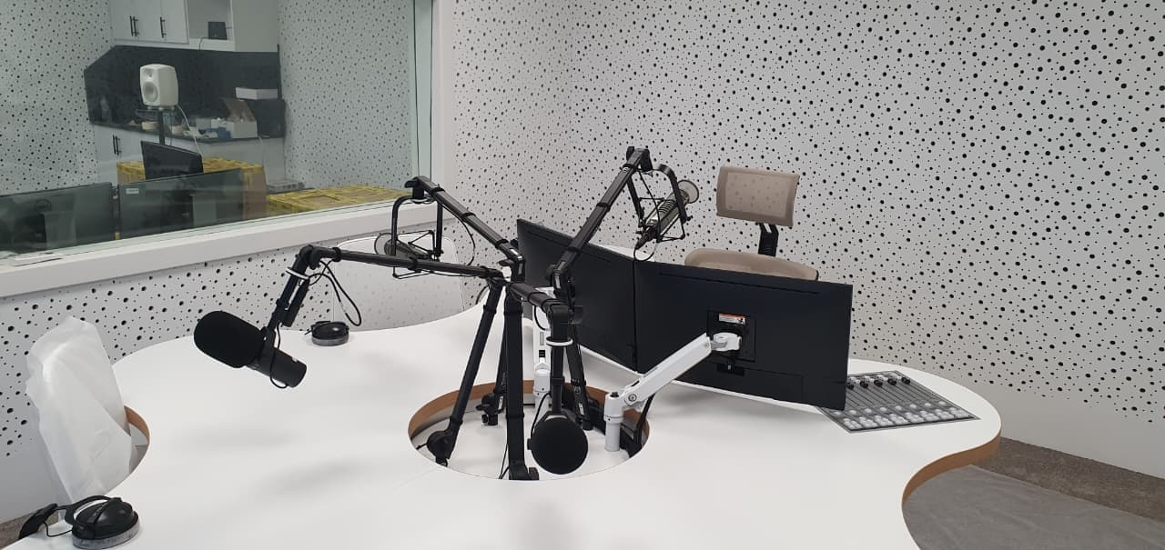 Table radio corporate avec microphones broadcast